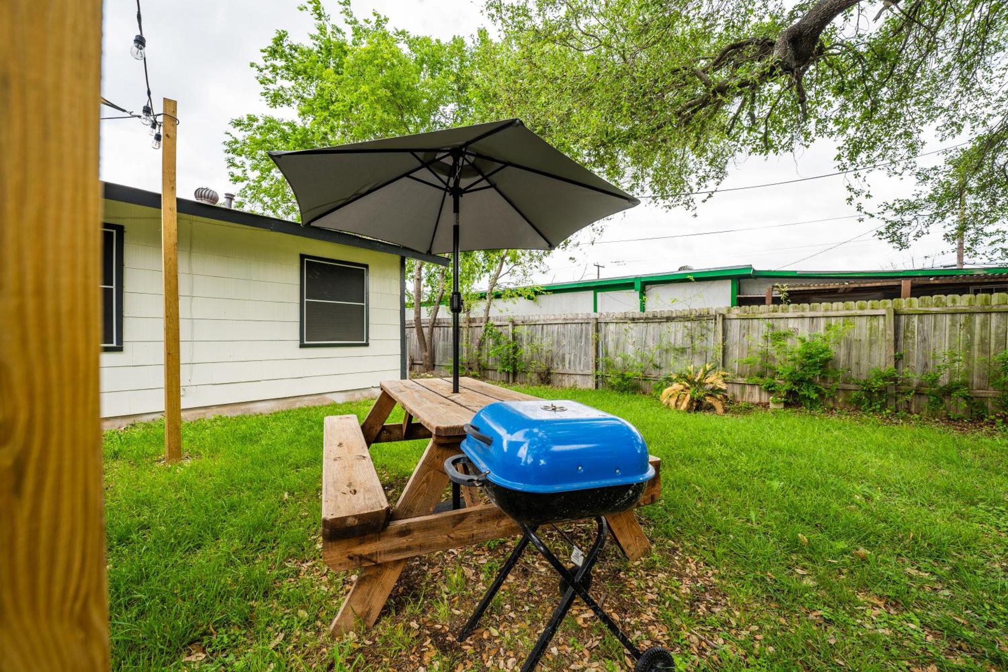 Cozy 3 Bedroom With Hot Tub 2 Min Away From Lackland San Antonio Eksteriør billede