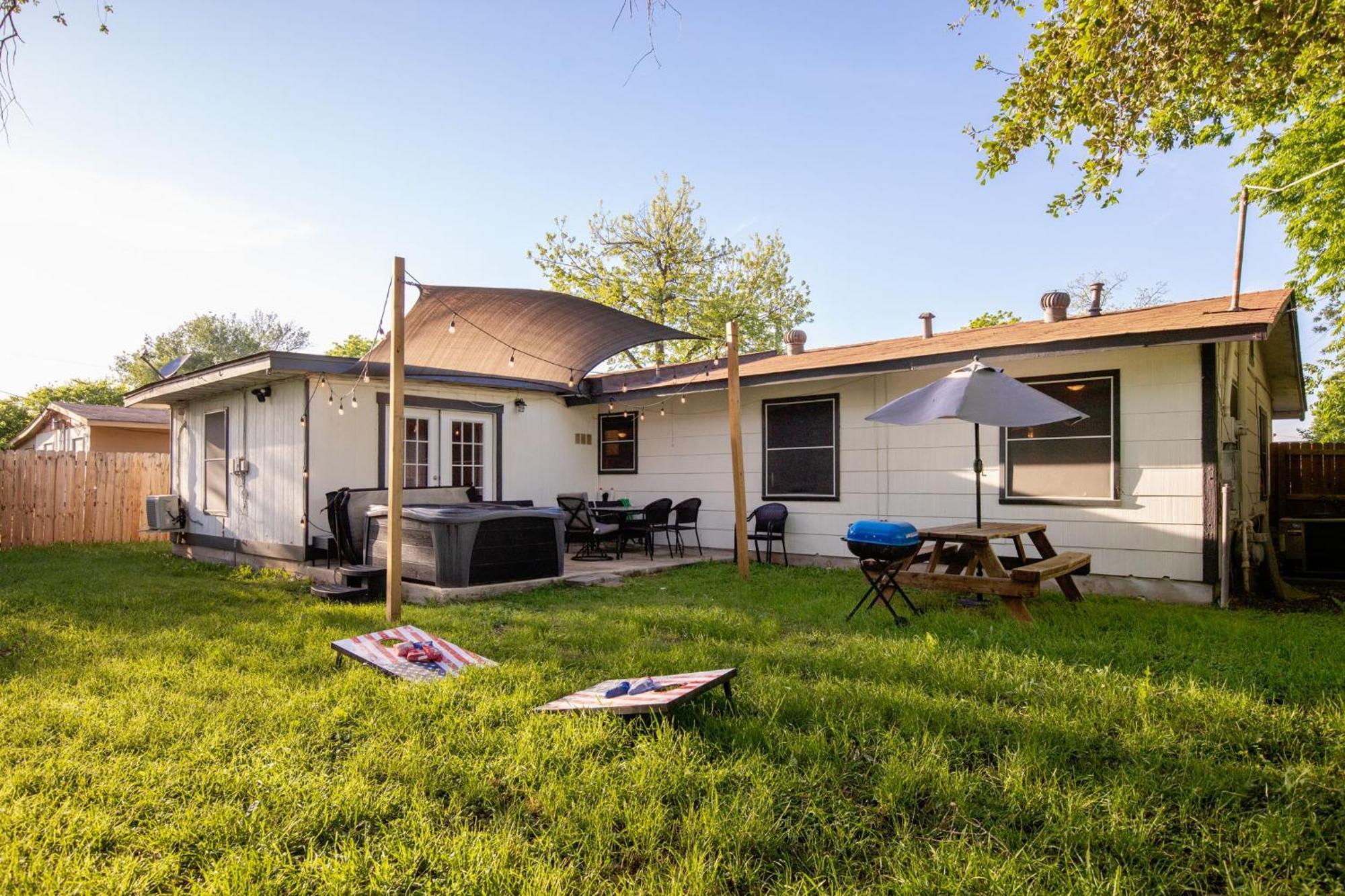 Cozy 3 Bedroom With Hot Tub 2 Min Away From Lackland San Antonio Eksteriør billede